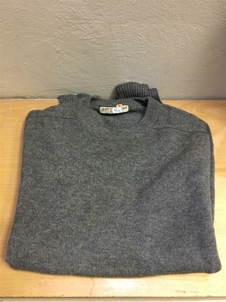 GUY LAROCHE Pull en cachemire gris, et deux pulls dont un sans manche et un à c…