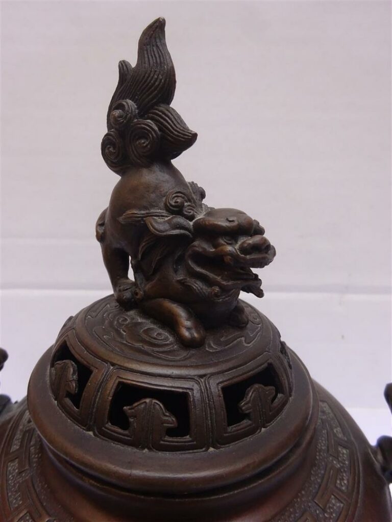 PETIT BRÛLE-PARFUM TRIPODE EN BRONZE - Chine, Epoque XXXe siècle - Les anses en…