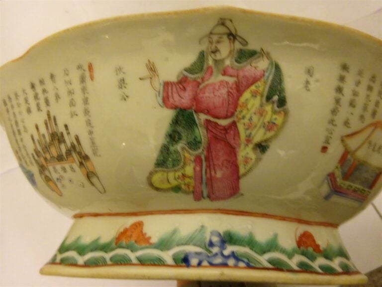 COUPE A OFFRANDES SUR PIED A DECOR EMAILLE POLYCHROME DANS LE STYLE DE LA " FAM…