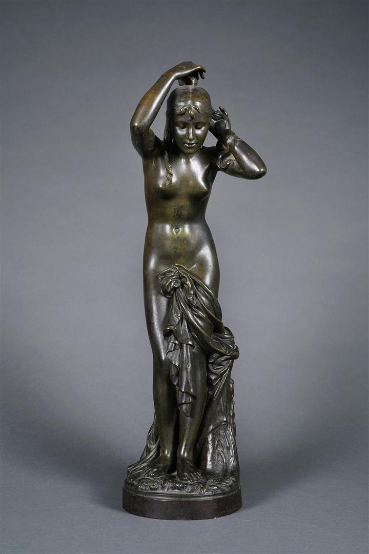 Jean-Baptiste BAUJAULT (1828-1899). - Jeune fille à sa toilette - Bronze à pati…
