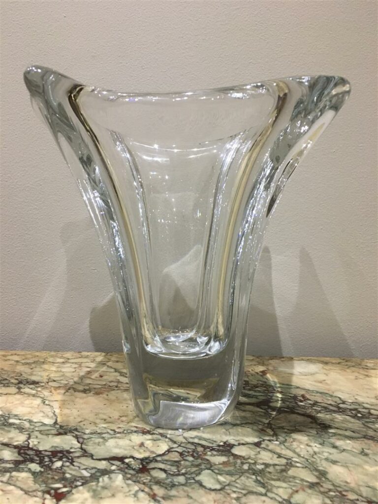 DAUM FRANCE. - Vase en cristal de forme évasée à section quadrangulaire (légère…