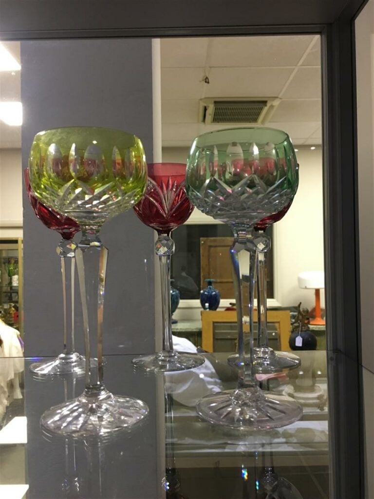 Ensemble de verres à pied en verre de couleur.