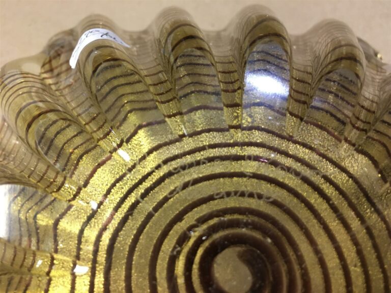 BAROVIER & TOSO à Murano. - Coupe coquille en verre avec inclusions or et d'un…