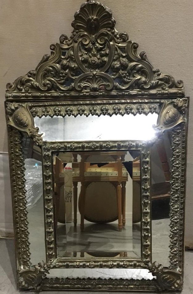 Miroir à parecloses en laiton de style Louis XIV.