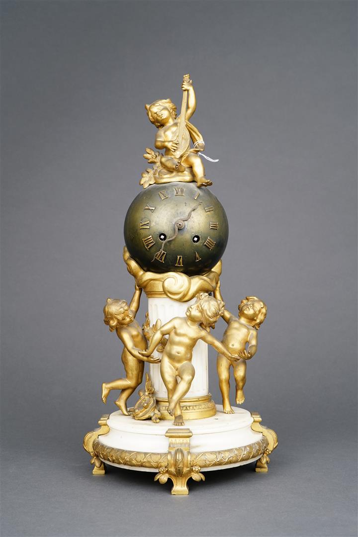 Pendule en marbre blanc et bronze doré, la base en colonne cernée d'une ronde d…