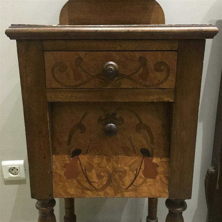 Petite table de nuit en noyer et marqueterie à décor floral ouvrant par un tiro…