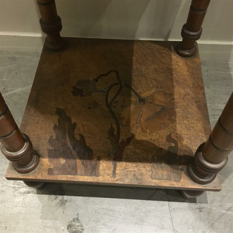 Petite table de nuit en noyer et marqueterie à décor floral ouvrant par un tiro…