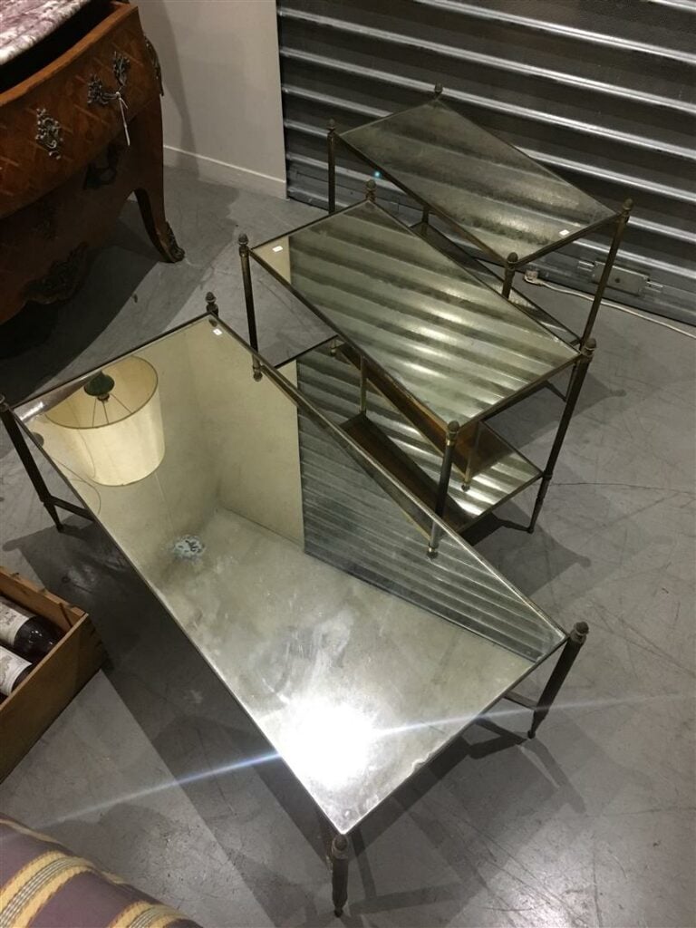 Paire de bouts de canapé et table basse en bronze, les montants en fût cannelés…