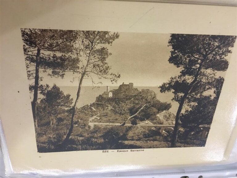 Album de cartes postales avec des vues de Monaco