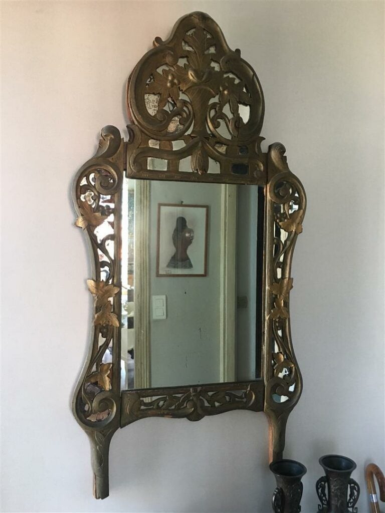 Miroir à pare-closes à décor de pampres de vigne, style Louis XV.