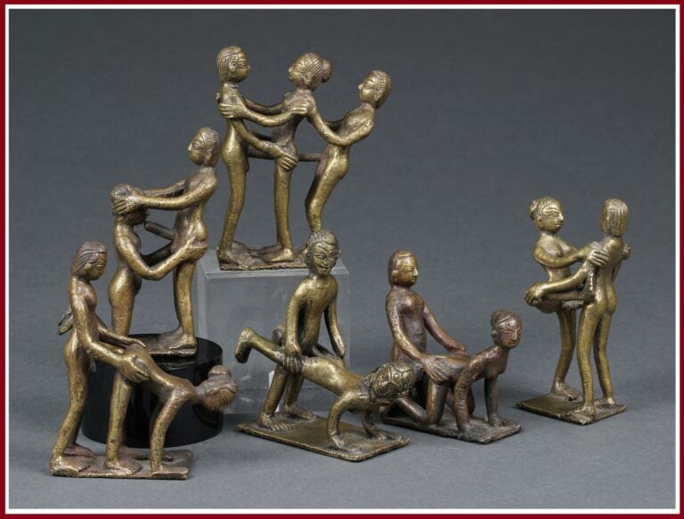 LOT DE SIX (6) GROUPES EROTIQUES EN BRONZE - Inde, Epoque début du XXe siècle -…