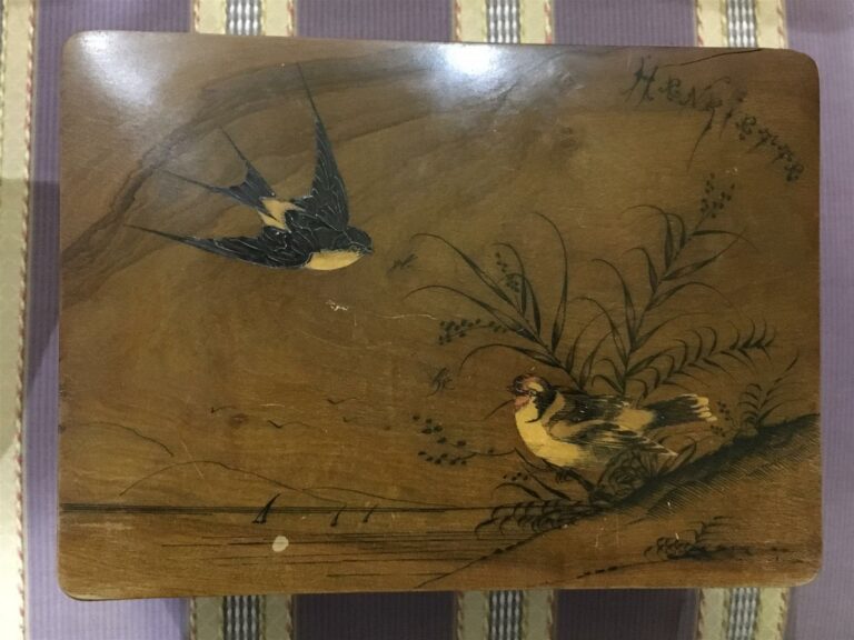 MARQUETERIE NICOISE - Boite en marqueterie de bois d'olivier à décor d'oiseaux.…