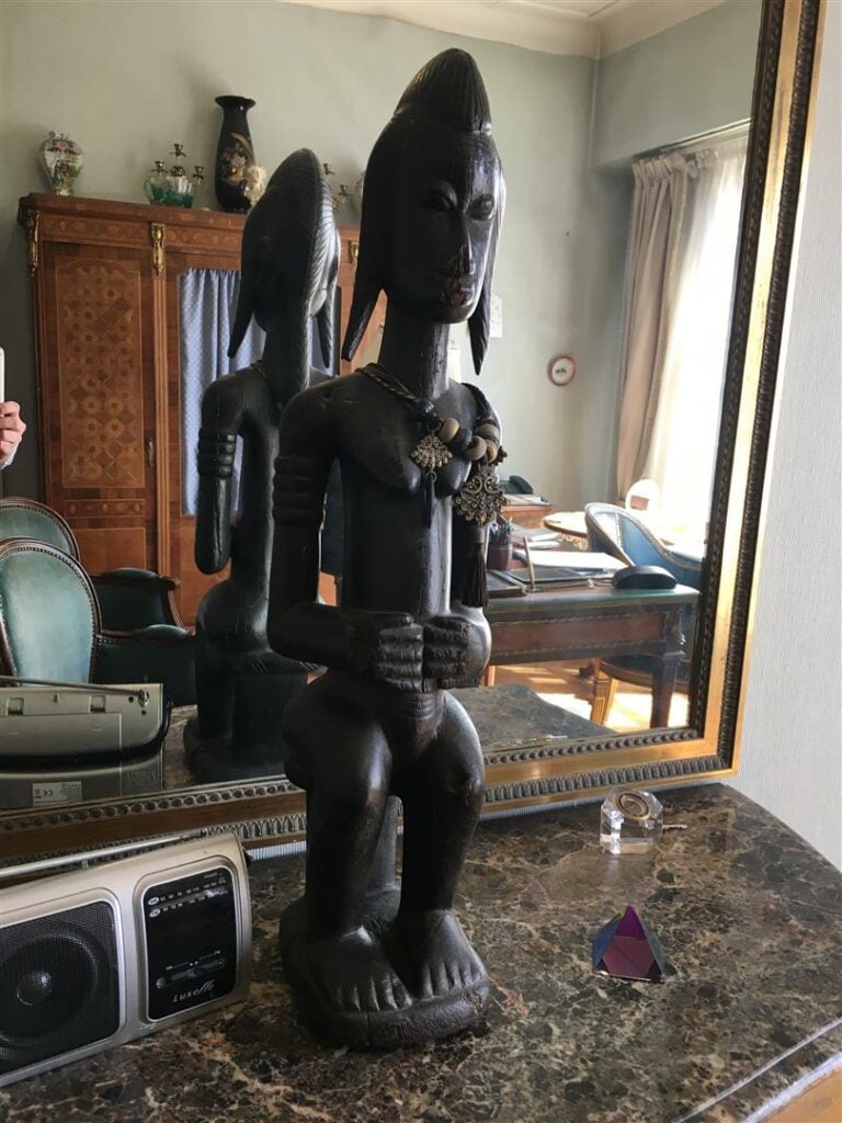 Statue représentant une figure assise, dans le goût des statues Fang (accidents…