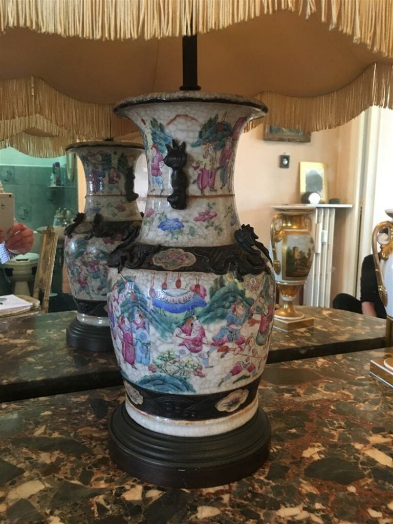 Vase en grès de Nankin, à décor émaillé polychrome de scènes de combattants (mo…