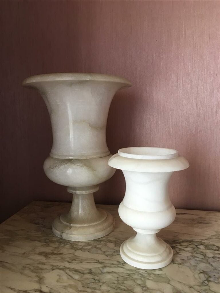 Ensemble de deux vases Medicis en albâtre. - Hauteur: 35 et 21 cm. On y ajoute…