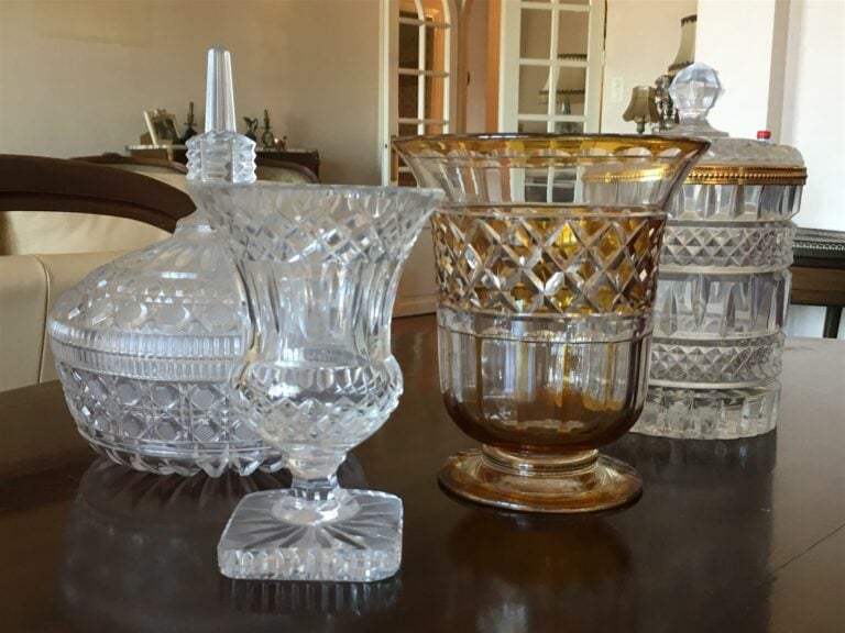 Ensemble de quatre pièces en cristal taillé, vase Medicis, drageoir, pot à bisc…