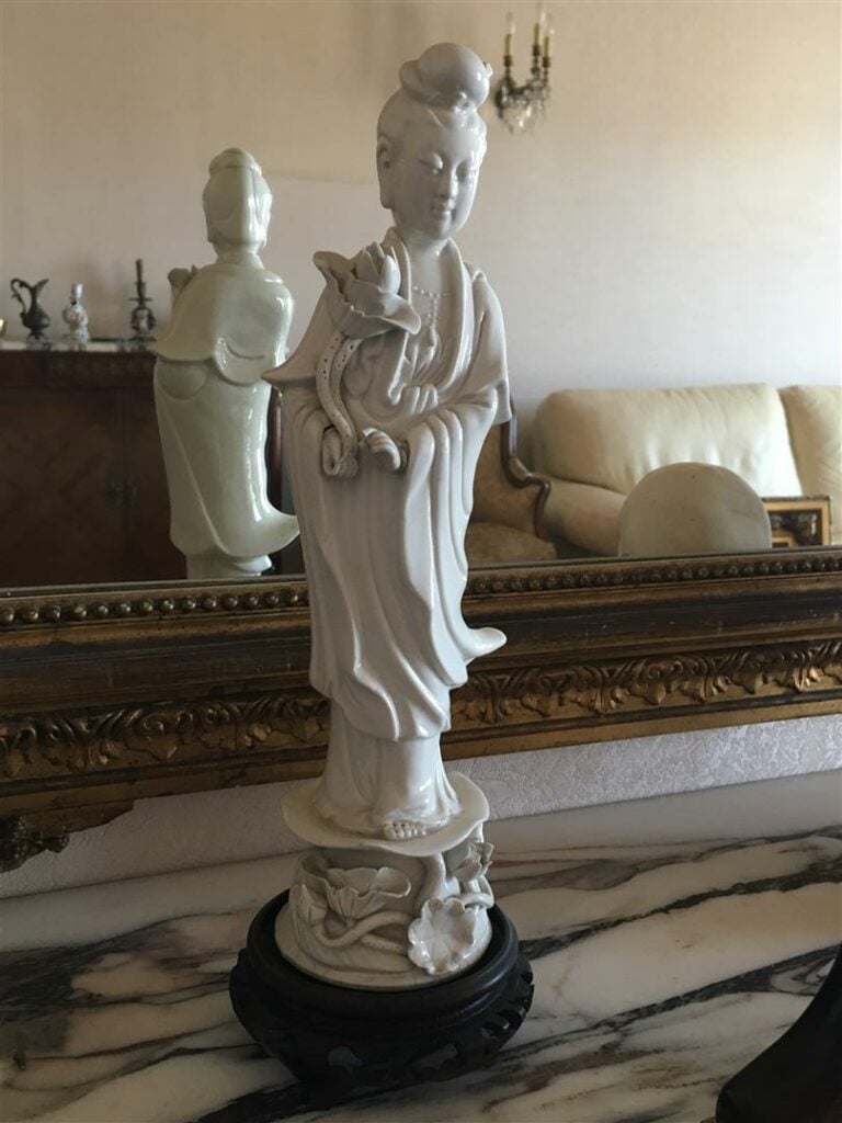 Guanyin en porcelaine blanc de Chine (main gauche à refixer). - Hauteur: 31 cm.…