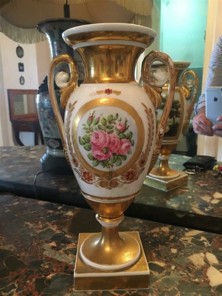 Vase Medicis en porcelaine de Paris à décor or et polychrome d'un bouquet de ro…