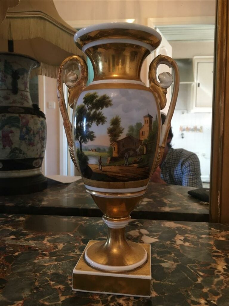Vase Medicis en porcelaine de Paris à décor or et polychrome d'un bouquet de ro…