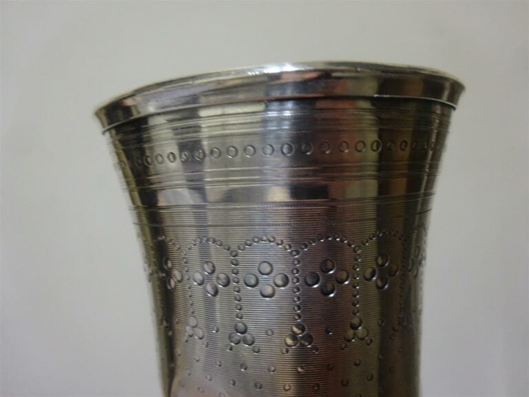 Timbale curon en argent, monogrammée (nombreuses bosses). - Poids: 58 g.