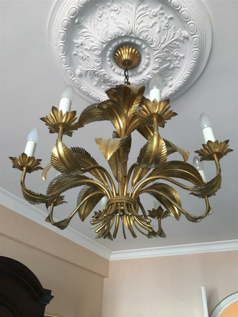 Lustre en régule doré à décor de palmes recourbées. - Travail des années 70. -…