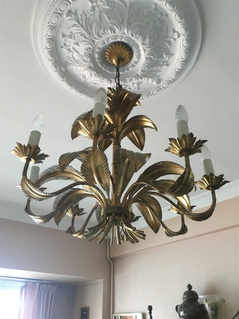 Lustre en régule doré à décor de palmes recourbées. - Travail des années 70. -…