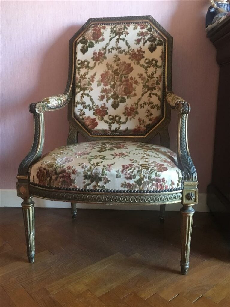 Fauteuil en bois stuqué et doré, à décor d'une frise de piastres et d'entrelacs…