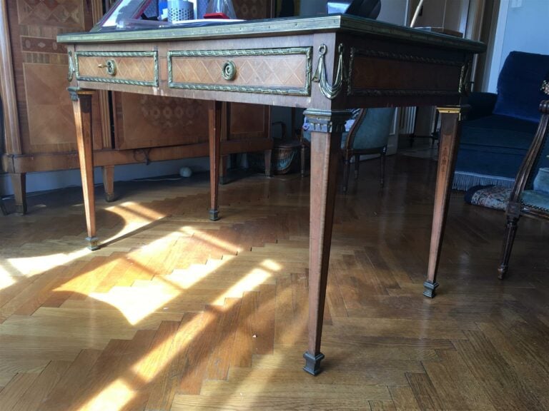Bureau en bois marqueté de fleurettes dans des filets à croisillons,deux tiroir…