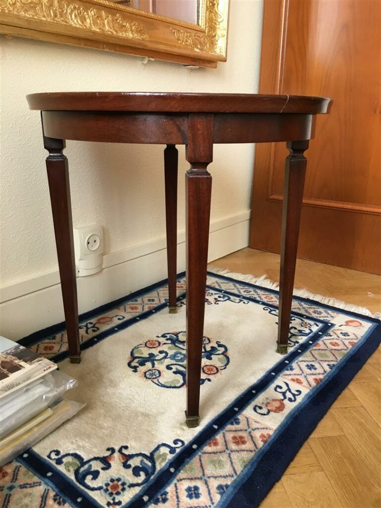 Petit guéridon d'appoint en acajou, dessus de marbre, pieds gaine, sabots en la…