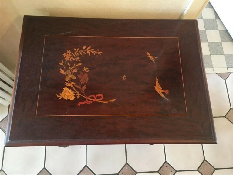 Travailleuse à décor marqueté de feuillages, entretoise en X. - Hauteur: 72 cm.…