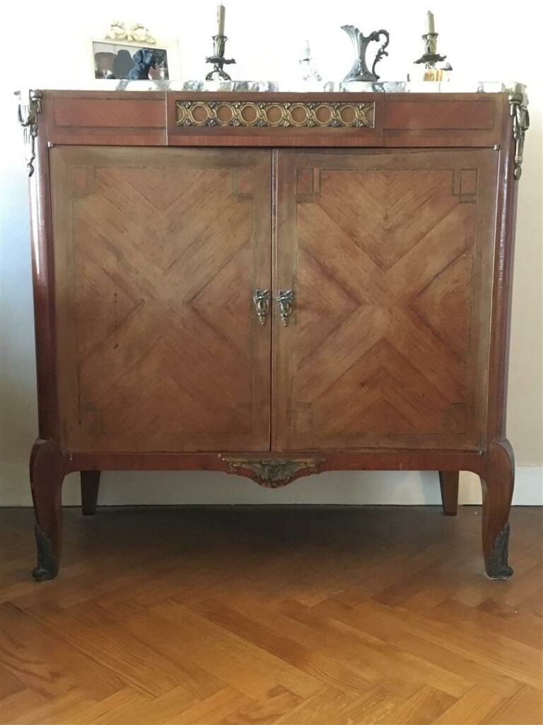 Buffet bas en placage en ailes de papillon, deux portes, garniture de bronze do…