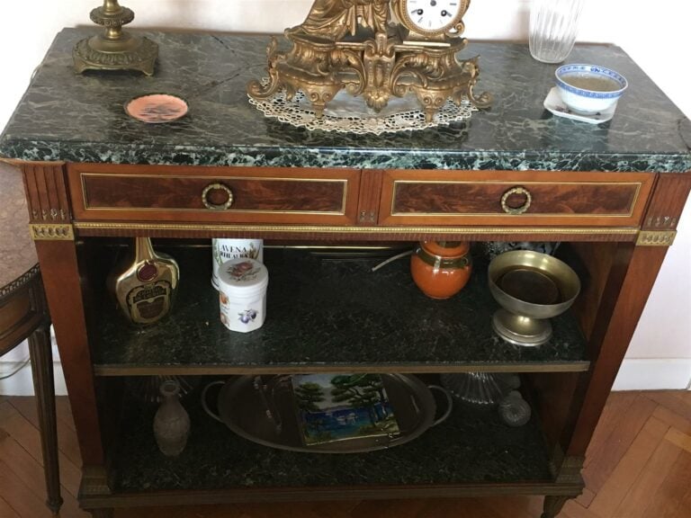 Buffet en placage d'acajou et acajou flammé, deux tiroirs en ceinture, deux tab…