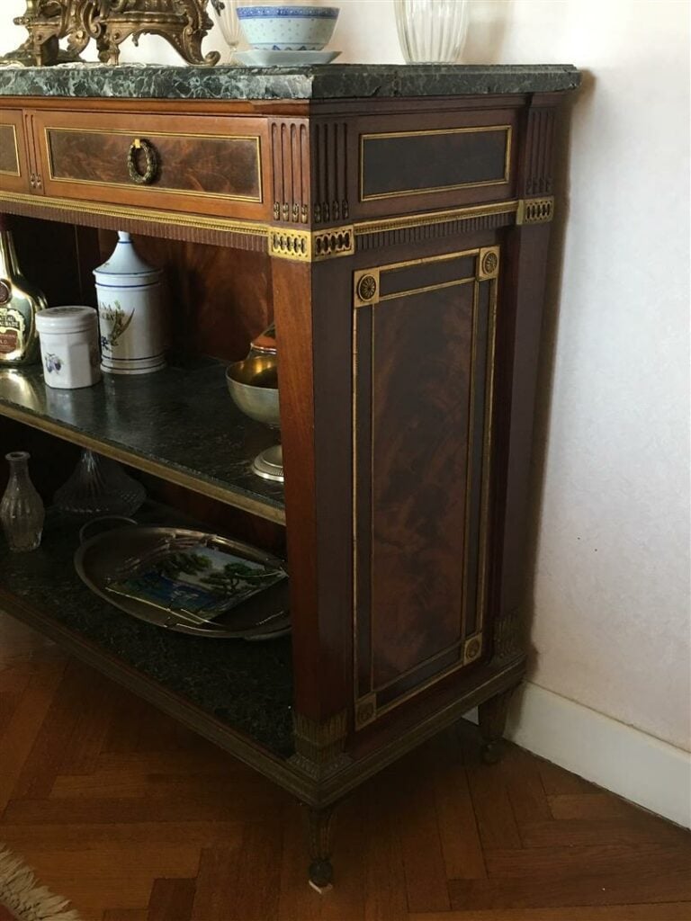 Buffet en placage d'acajou et acajou flammé, deux tiroirs en ceinture, deux tab…