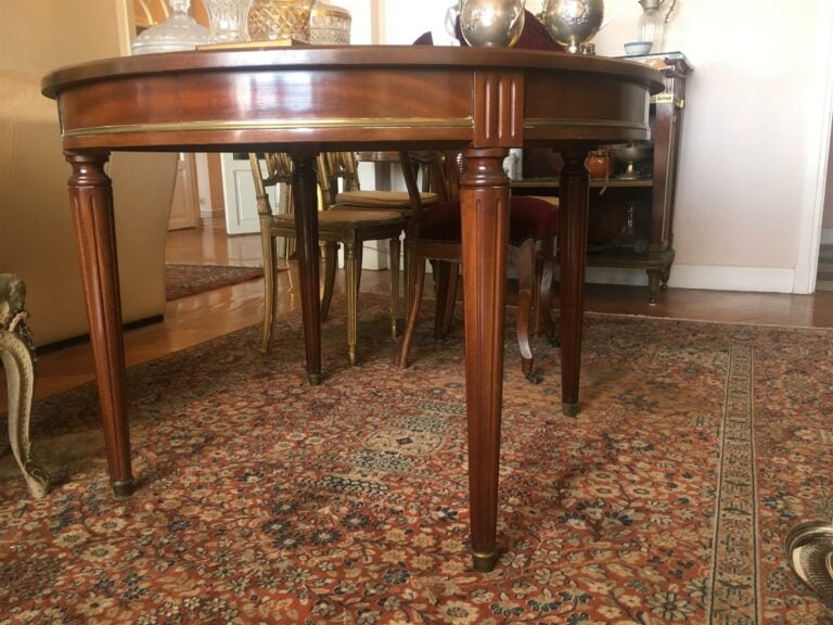 Table de salle à manger ronde en acajou et placage d'acajou, moulures en laiton…