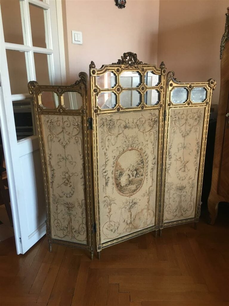 Paravent trois feuilles en bois stuqué et doré, les panneaux à décor d'une scèn…