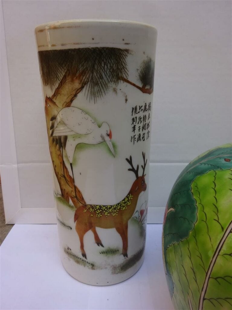 SUITE DE DEUX (2) VASES ROULEAUX / PORTES-CHAPEAUX EN PORCELAINE A DECOR EMAILL…