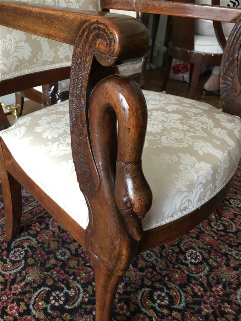 Fauteuil en bois naturel sculpté, les supports d'accotoirs en cols de cygne, pi…