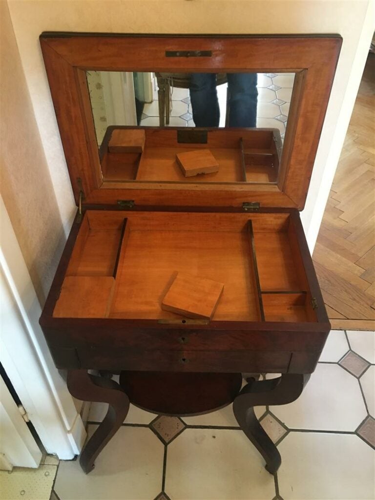 Travailleuse en acajou et placage d'acajou, le dessus découvrant un intérieur e…