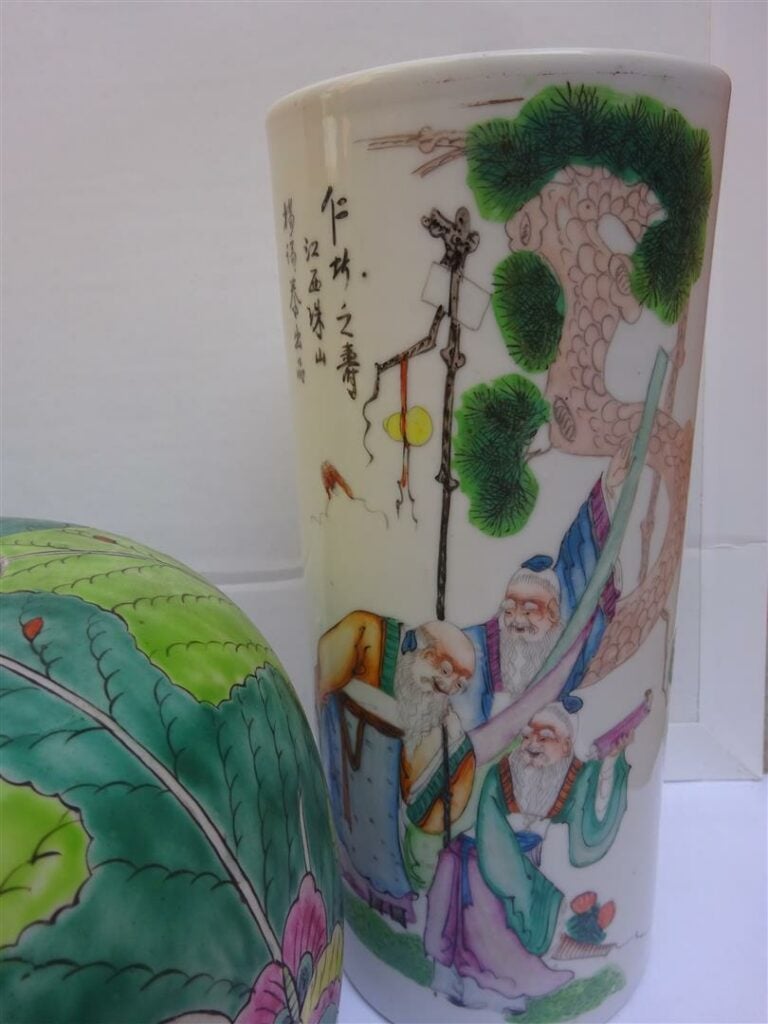 SUITE DE DEUX (2) VASES ROULEAUX / PORTES-CHAPEAUX EN PORCELAINE A DECOR EMAILL…