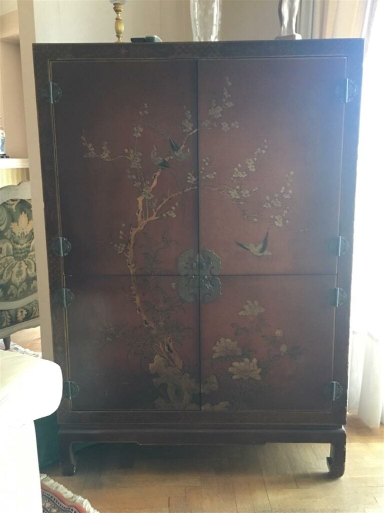 Important cabinet dans le goût des laques du Japon, quatre portes, formant meub…