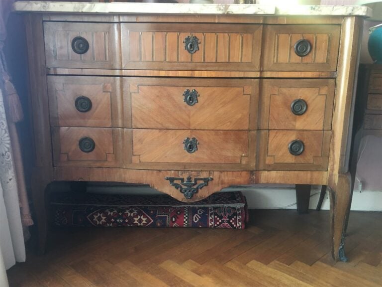 Commode en bois marqueté à façade à ressaut, trois tiroirs dont deux sans trave…