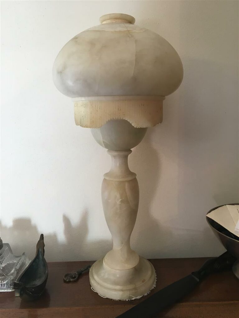 Lampe champignon en albâtre (restauration à l'abat-jour). On y joint un pic-cie…
