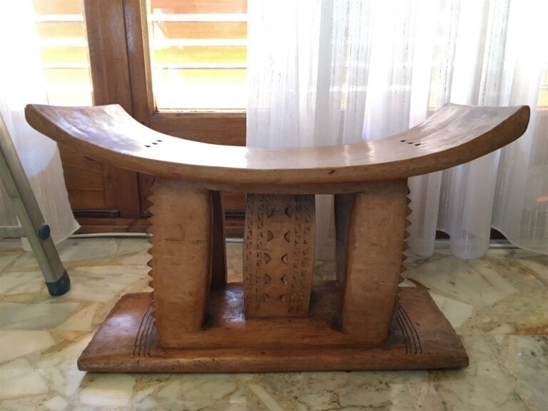 Deux tabourets en bois sculpté type Ashanti, Ghana (un légèrement accidenté sur…