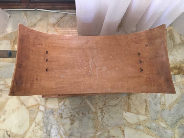 Deux tabourets en bois sculpté type Ashanti, Ghana (un légèrement accidenté sur…