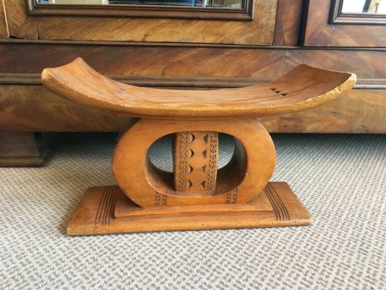 Deux tabourets en bois sculpté type Ashanti, Ghana (un légèrement accidenté sur…