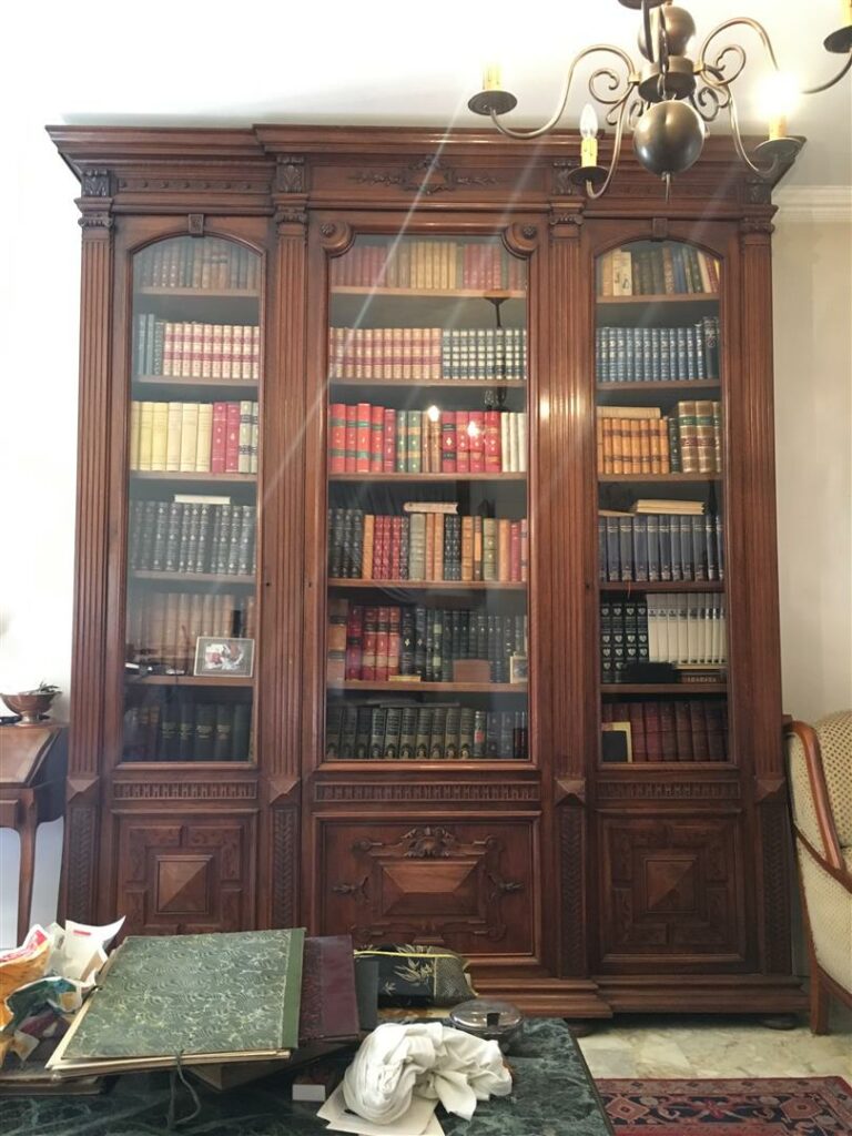 Importante bibliothèque en bois mouluré et sculpté, décor dans le goût de la Re…