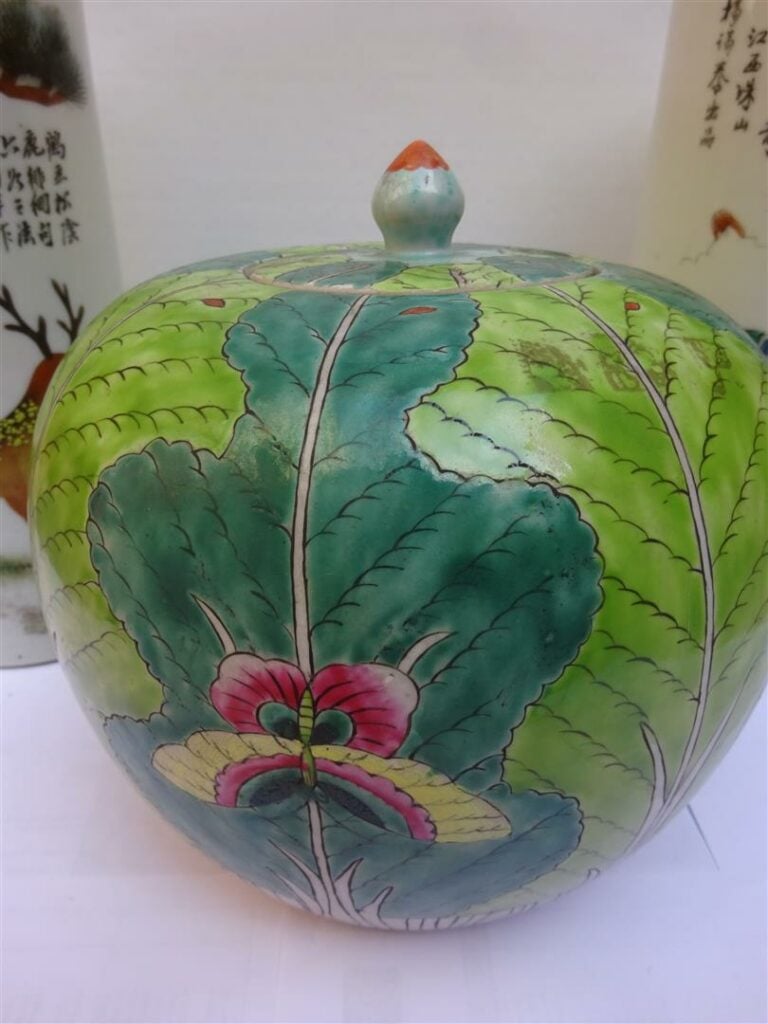 SUITE DE DEUX (2) VASES ROULEAUX / PORTES-CHAPEAUX EN PORCELAINE A DECOR EMAILL…
