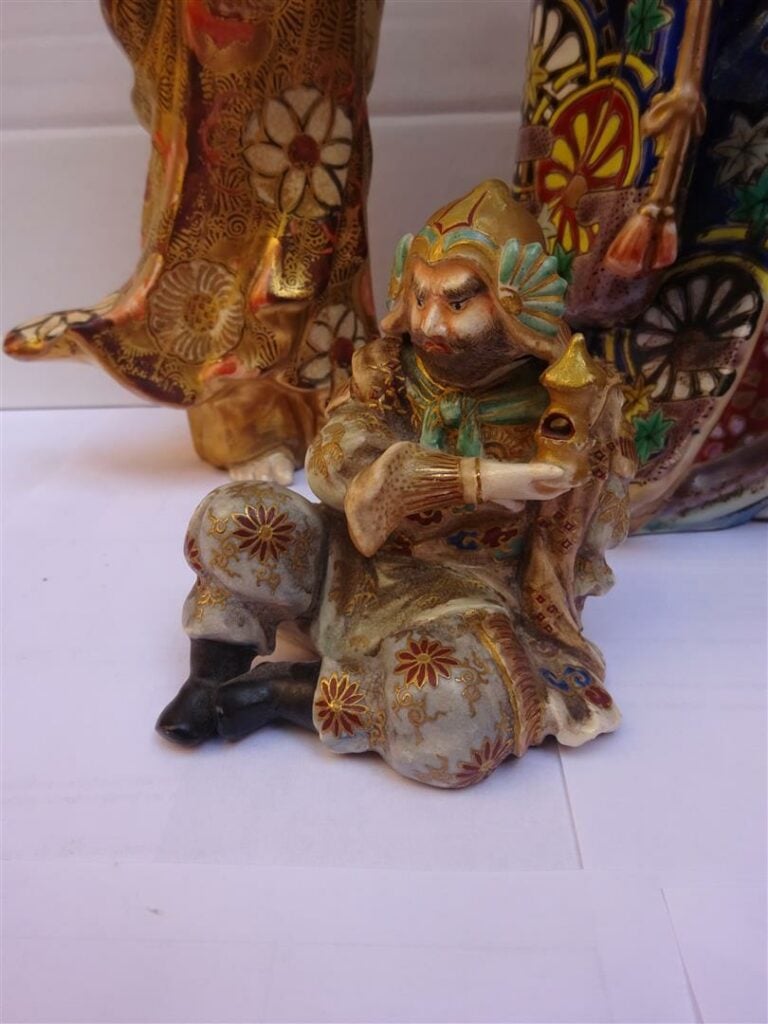 LOT DE QUATRE (4) SUJETS EN FAIENCE DE SATSUMA - Japon, Période Taisho et Showa…