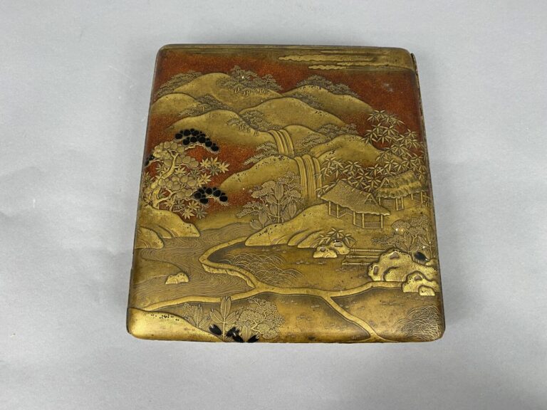 Japon - Boite en bois laqué de forme carrée présentant un décor en laque doré d…