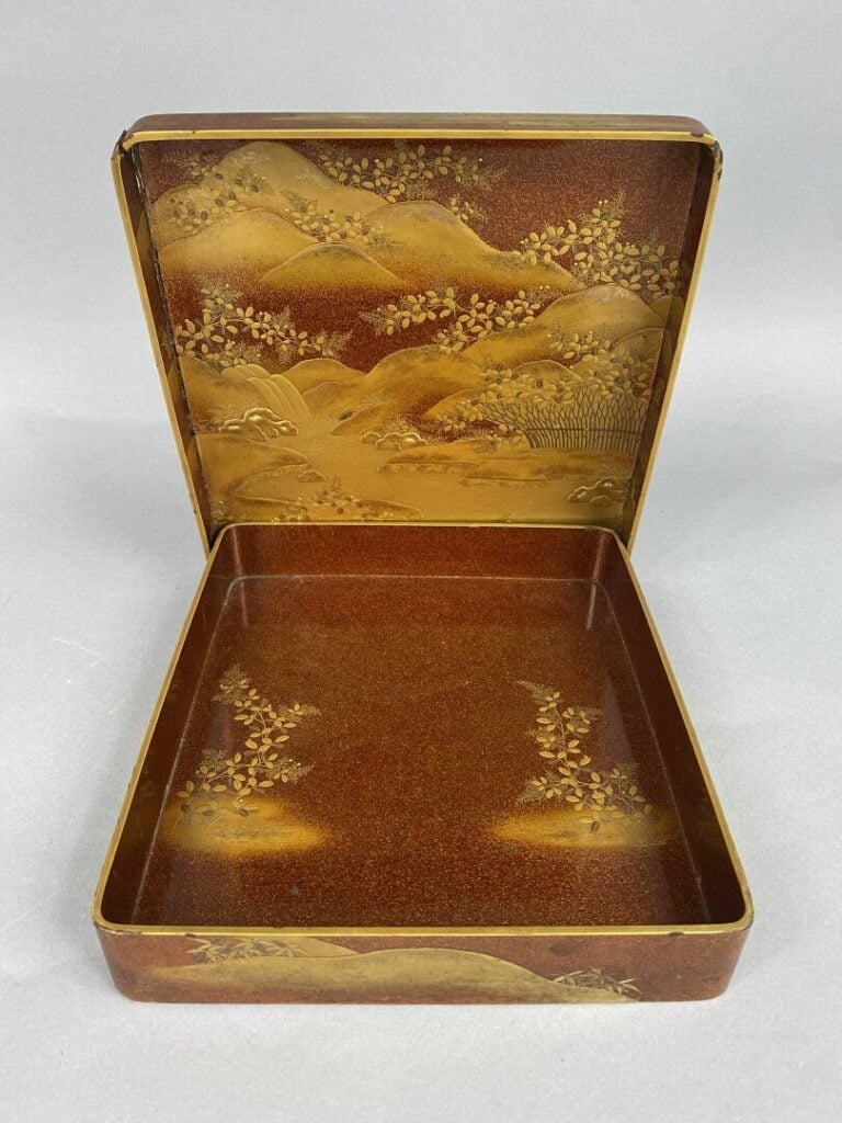 Japon - Boite en bois laqué de forme carrée présentant un décor en laque doré d…